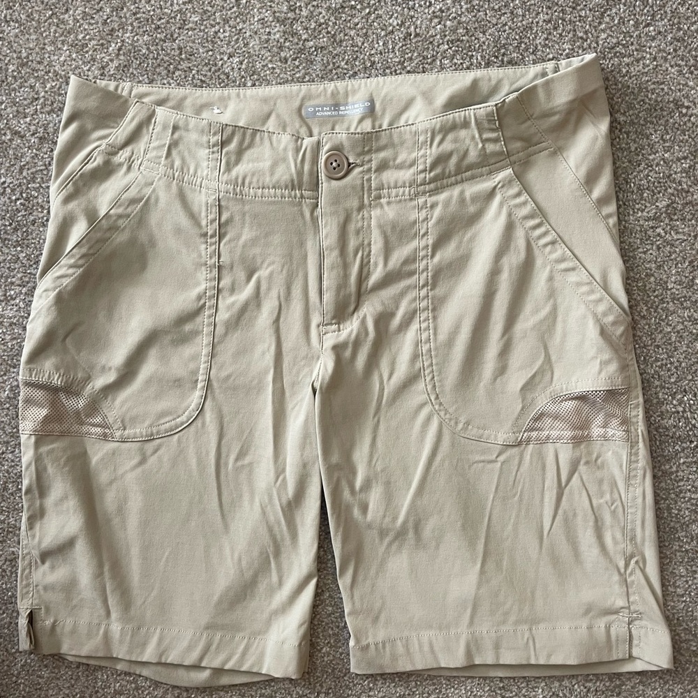 Columbia woman’s size 6 kahki shorts